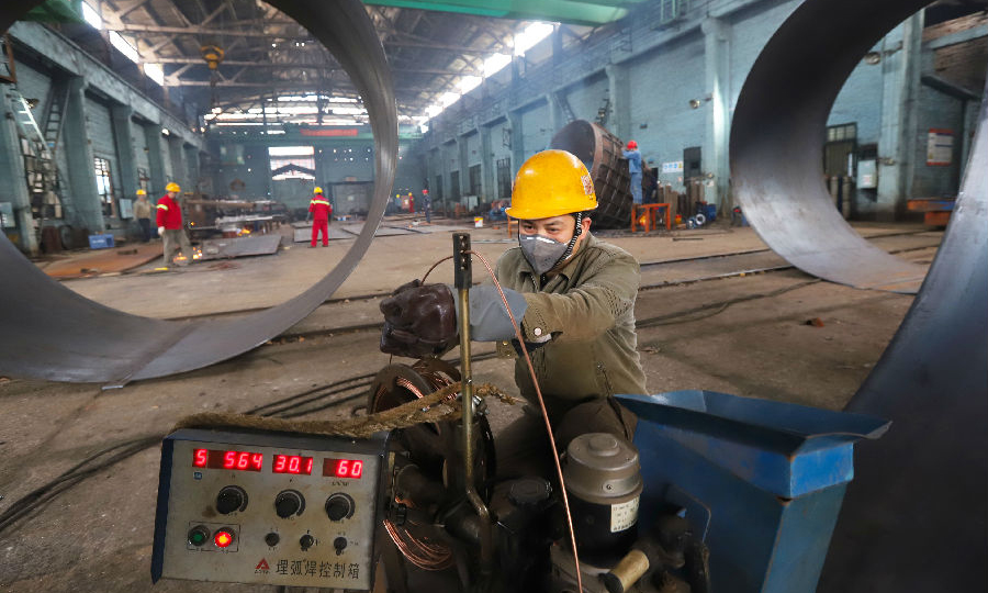 2月13日，广西建工集团冶建公司压力容器制造厂生产车间一派繁忙景象，工人在消毒过的车间安心工作，干劲十足。为保证自治区重点项目的顺利推进，该厂在做好各种疫情防控措施后，于2月10日有序复工复产，目前有25人返岗进行生产经营工作。图为施工现场。